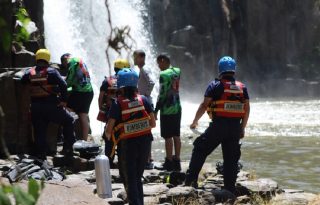 Una cámara de videovigilancia ubicada en el sitio captó al menor lanzándose al agua.