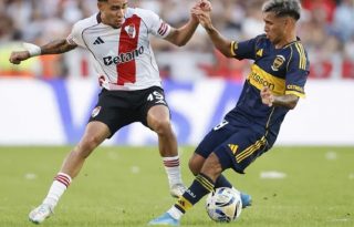 Kendry Páez (i) de River Plate disputa el balón con Milton Delgado de Boca Juniors en un partido de la Liga Profesional Argentina entre River Plate y Boca Juniors. Foto: EFE/ Juan Ignacio Roncoroni