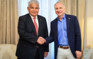 El presidente de la República, José Raúl Mulino junto al reconocido escritor Dan Brown. Foto: Cortesía 