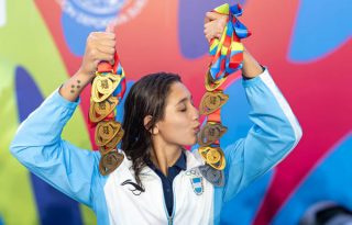 La argentina Agostina Hein muestra las medallas ganadas en los Juegos Suramericanos de la Juventud. Foto: EFE