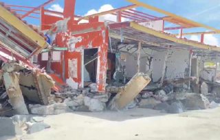 Semanas atrás, el intenso oleaje había provocado daños significativos en un hostal, obligando a su propietario a abandonarlo. Foto. Eric Montenegro