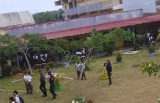 Este jueves, unidades de la Policía Nacional permanecerán apostadas en diversos puntos del colegio como medida de seguridad. Foto. Eric Montenegro