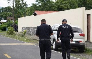La Policía Nacional aprehendió a uno de los sospechosos y al ciudadano que lo retuvo.