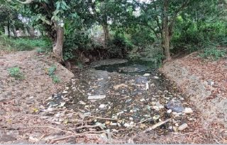  Se ubicó un afluente del río Caimito con una considerable cantidad de desechos contaminantes.