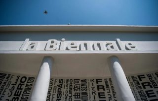 Entrada del Pabellón de Italia en una edición pasada de la Bienal de Venecia. Foto: EFE / Zoltan Balogh / Archivo