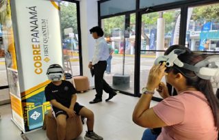 Púbico en el stand de Cobre Panamá. Foto: Thays Domínguez