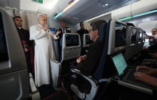 El papa a bordo del avión papal. Foto: EFE