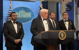 El presidente de los Estados Unidos, Donald Trump, habla en una rueda de prensa tras el ataque. Foto: EFE