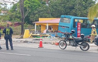 El conductor perdió el control y acabó en el carril contrario. Foto: Eric Montenegro