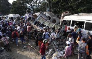 Personas realizan labores de rescate en la vía Panamericana tras un atentado en Cajibío (Colombia).Foto: EFE