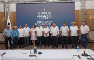 Durante su reciente gira a Los Santos, el presidente Mulino hizo la entrega de títulos. Foto. Cortesía