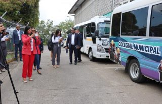 Los rostros de la alcaldesa de Arraiján fueron tapados en los buses colegiales.