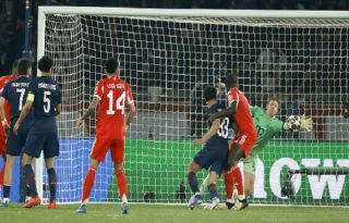 El portero del Bayern, Manuel Neuer (der.), es batido, mientras el PSG marca su segundo gol del partido en la semifinal de la Champions. Foto: EFE