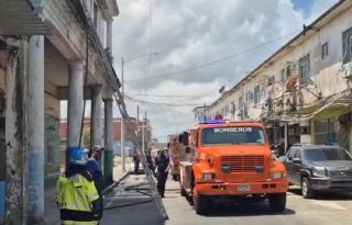 Para atender este conato participaron 20 bomberos y cuatro camiones de extinción para evitar que se convirtiera en un incendio mayor. Foto. Diómdes Sánchez
