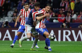El defensa colombiano del Arsenal Piero Hincapie (izq.), pelea por el balón ante el defensa del Atlético de Madrid, Marc Pubill. Foto: EFE