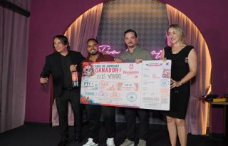 El ganador junto a organizadores. Foto: Cortesía