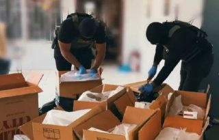 Las autoridades también ubicaron dos bolsas que contenían hierba seca de presunta marihuana. Foto. Senafront