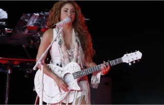 Existe expectativa por la aparición de la cantante brasileña Anitta, con la que Shakira grabó una canción, recientemente. Foto: EFE