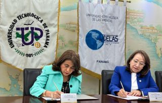 Firma del acuerdo de cooperación entre las rectoras de ambas universidades públicas. Foto: Cortesía