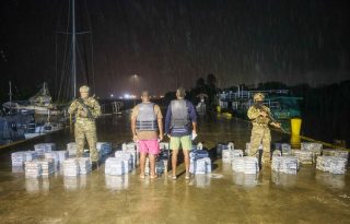 Estos ciudadanos fueron capturados durante una acción de la Fiscalía de Drogas de Colón y Guna Yala. Foto. PN