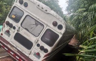 El colectivo, de la ruta Costa Arriba - Colón, cubría su último viaje de regreso y estuvo a punto de precipitarse a un barranco.