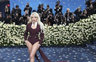 Sabrina Carpenter posa en la alfombra roja de la Gala Met 2025. Foto: EFE / EPA  / Justin Lane