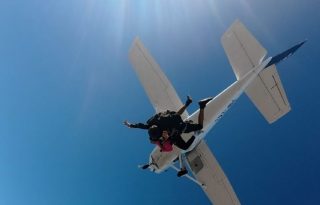 Las chicas vivieron con emoción su salto en paracaidas. Foto: Cortesía