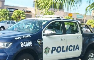 Los implicados causaron daños a la propiedad privada al intentar ingresar a los establecimientos comerciales.