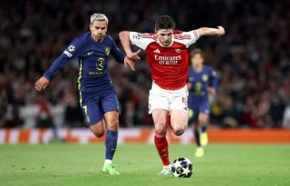 Declan Rice, del Arsenal, disputa un balón contra Antoine Griezmann, del Atlético de Madrid. Foto: EFE