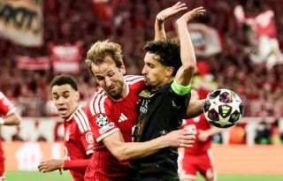 Harry Kane, del Bayern, pelea el balón ante  Marquinhos, del PSG.  Foto: EFE