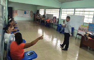 En la comunidad de Los Higos, en el distrito de Parita, donde estudiantes permanecieron más de 22 días sin recibir clases debido a la falta de docentes. Foto. Thays Domínguez