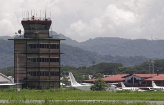 El aeropuerto representa la única vía de conexión directa entre la capital e islas y puntos distantes de la comarca Guna Yala. Archivo