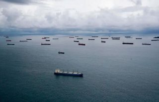 La OMI hizo un llamado para que los marinos no sean utilizados como rehenes en este tipo de conflictos y pidió a los operadores abstenerse de poner en riesgo su vida.  EFE