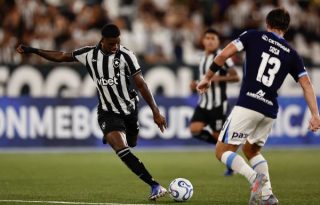 Kadir Barría, de Botafogo, disputa el balón con Santiago Sosa, de Racing, durante su partido de Copa Sudamericana. Foto: EFE