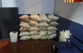 Unidades policiales lograron la aprehensión de un ciudadano de 25 años, quien fue ubicado en una salina del área con 20 sacos. Foto. Thays Domínguez