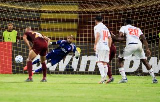 Luis Mejía, de Nacional, ataja el balón ante un remate del Tolima. Foto: EFE