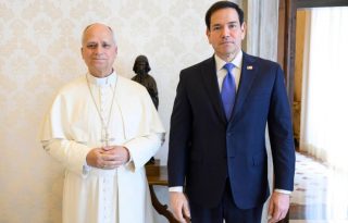 El papa León XIV (i), durante su audiencia privada este jueves con el secretario de Estado estadounidense, Marco Rubio (d). Foto: EFE