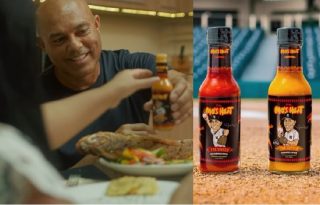 Mariano Rivera junto a su línea de salsas. Foto: Cortesía