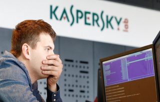Acceso a sitios de riesgo desde computadoras de trabajo facilita el robo de datos corporativos 