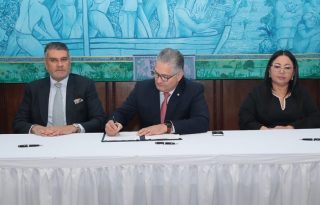 Caja de ahorros firma convenio para fortalecer la educación financiera de los servidores públicos.