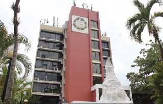 El rector Eduardo Flores Castro oficializó la medida que elimina certificados de salud mental como requisito en la Universidad de Panamá.