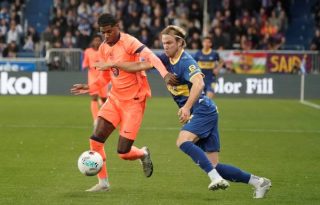 El delantero británico del FC Barcelona, Marcus Rashford (izq.), disputa el balón ante el defensa finlandés del Alaves, Ville Kosk. Foto: EFE