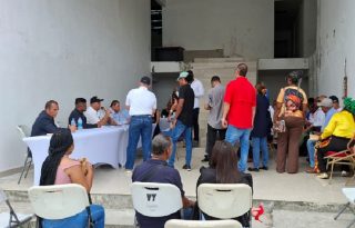 Durante la reunión, varios ediles expresaron su solidaridad con los extrabajadores municipales y aseguraron que respaldarán las acciones encaminadas a lograr el cumplimiento de los pagos pendientes. Foto. Diómedes Sánchez