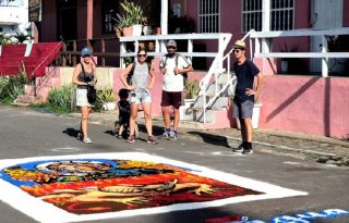 En cuanto a las alfombras artesanales, destacó que este año participarán cuatro equipos de alfombristas procedentes de México, quienes elaborarán una alfombra dedicada a la Virgen de Guadalupe. Foto. Thays Domínguez