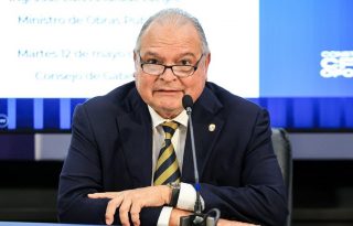 El Ministro José Luis Andrade presenta informe sobre proyectos de emergencia ante el Consejo de Gabinete.