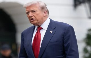 El presidente Donald Trump, aterrizó este miércoles en Pekín.