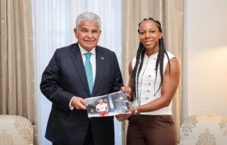 La atleta decla UFC, Joselyne Edwards Laboriel,  entrega un foto al mandatario José Raúl Mulino. Foto: Cortesía