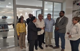 Presidente Mulino duranet su visita al hospital. Foto: Cortesía