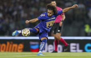 El panameño Adalberto 'Coco' Carrasquilla, de Pumasm, partea el balón durante el partido ante Pachuca. Foto: EFE