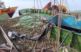 n grupo de embarcaciones arrastró aún más hacia la costa al 